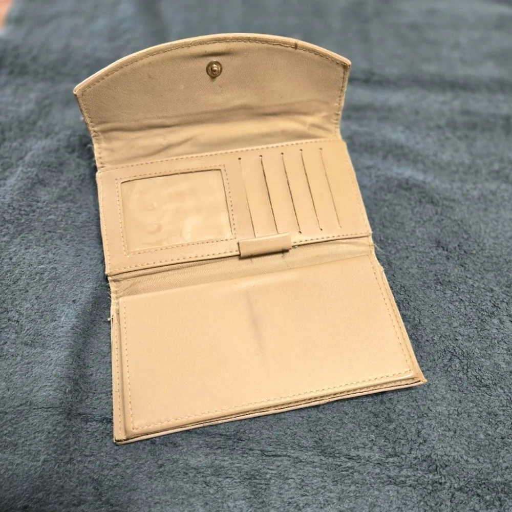 Genuine Leather Wallet Light Tan Color Gently Used with Kisslock Coin Purse - Picture 4 of 7